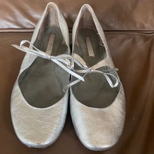 Nine West flats with center tie. Size 8.